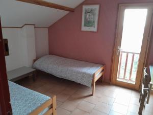 阿诺Refuge de Roncharel的一间小卧室,配有两张床和窗户