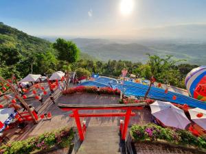 日惹Little Tokyo的山景度假村的游泳池