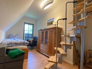 朗克维茨Ferienhaus Mü的一间卧室设有双层床和螺旋楼梯。