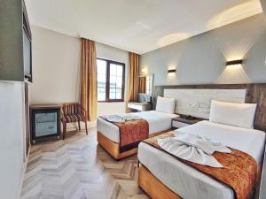 伊斯坦布尔东方敏特尔酒店的酒店客房设有两张床和壁炉