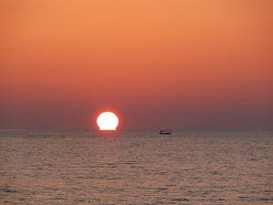 费特希耶2 Yatak Odalı Daire-Fethiye的海上的日落,在水中乘船