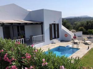 KiriánnaCozy Villa with Pool and Parasol in Kirianna的一座带游泳池和房子的别墅