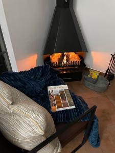 温特和克City comfort self catering Windhoek的客厅设有壁炉,沙发上摆放着书籍