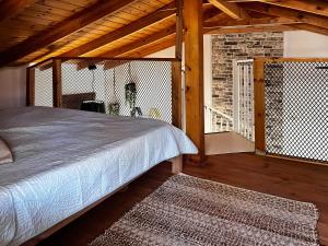 米纳Jordan River Village的一间卧室设有一张床和一个阳台