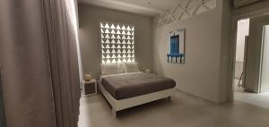 蒂加基伊琳娜海滩公寓式酒店的一间卧室设有一张床和一个窗口