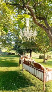 TavoletoLe Bumbarelle的公园里树下的一个长凳