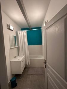 里耶Clos Augusta 1的浴室配有白色水槽和淋浴。