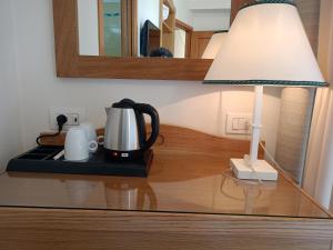 索伦托旅游酒店的咖啡壶旁台灯