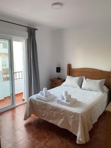 内尔哈Villa Jara 25的一间卧室配有一张床,上面有两条毛巾