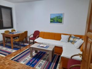 OtokaApartman Insula的客厅配有沙发和桌子