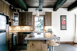 Chalet Boreal Mont-Blanc的厨房或小厨房