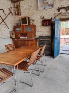 Saint-Bris-le-VineuxLe voilier Toi & Moi的一张木桌和椅子