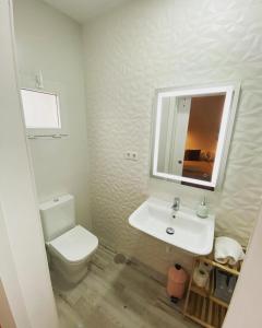 阿尔巴塞特La Casita M&S的白色的浴室设有卫生间和水槽。