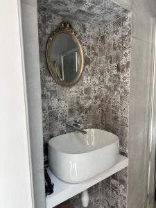 GħargħurLuxury room in Gharghur的浴室设有白色水槽和镜子