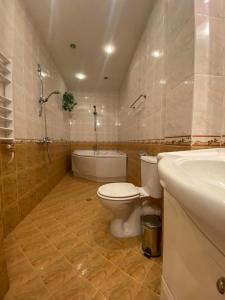 阿塞诺夫格勒hotel TEDI的浴室配有卫生间、盥洗盆和浴缸。