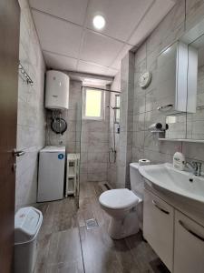 奥赫里德Apartments Lakeside Elesec的白色的浴室设有水槽和卫生间。