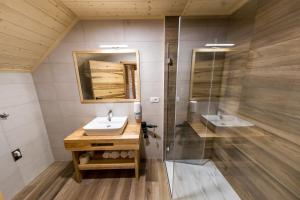 兹雷切Apartmaji na kozolcu - Smogavc的一间带水槽和淋浴的浴室