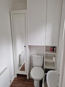 曼彻斯特Private room的一间带卫生间和水槽的小浴室