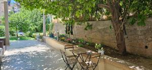 拿撒勒Luxury House since 1960的一个带桌椅和树的庭院