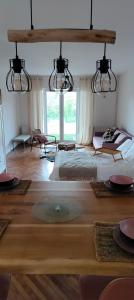 弗尔尼亚奇卡矿泉镇Sienas Holiday Home的一间卧室设有一张大床和一个大窗户