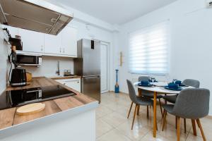 加藤-达拉特索和谐公寓的厨房以及带桌椅的用餐室。