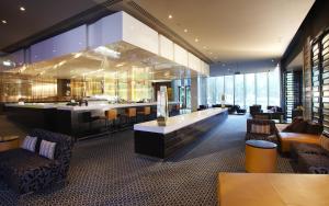 墨尔本皇冠江滨酒店的大堂设有酒吧和一些椅子