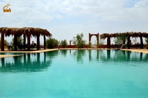 梅尔祖卡Kasbah Du Berger & Piscine的中间设有滑梯的大型游泳池