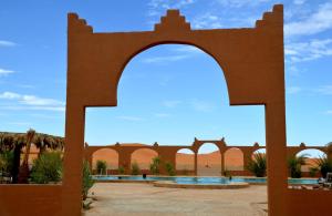 梅尔祖卡Kasbah Du Berger & Piscine的沙漠中一座清真寺庭院中的拱门