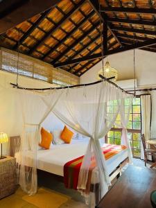 乌纳瓦图纳乌纳瓦图纳杜内斯酒店的一间卧室配有一张带蚊帐的床