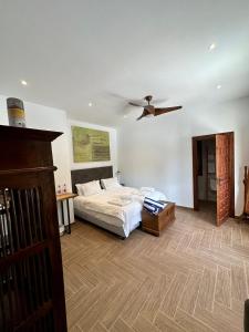 格拉纳达省阿拉马El Amparo的一间卧室配有一张床和吊扇