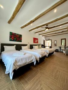 格拉纳达省阿拉马El Amparo的一间卧室,配有三张床