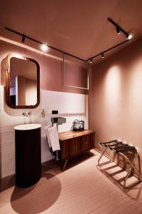 维皮泰诺Bettstadt Apartments的一间带水槽和镜子的浴室