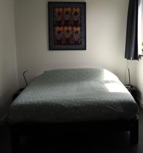 希尔瓦伦比克B & B De Rode Beuk的墙上照片的一张床位