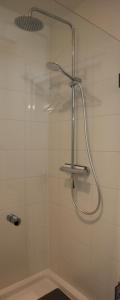 希尔瓦伦比克B & B De Rode Beuk的浴室内配有淋浴和头顶淋浴