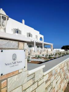 纳克索斯岛卡斯特拉基Sea and Salt Naxos 3的海盐丘别墅标志