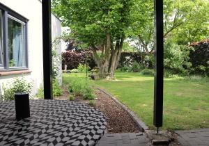 希尔瓦伦比克B & B De Rode Beuk的房屋外享有花园的景致。