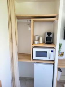 蒙彼利埃Chambre simple climatisée - Proche Tram & Centre的一间带微波炉和冰箱的小厨房