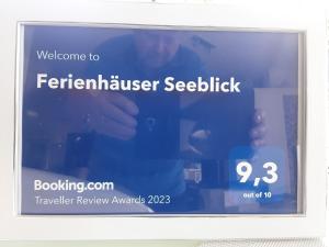 LangenhagenFerienhäuser Seeblick的电视屏幕上的人像