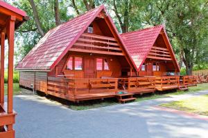 德兹维济诺Domki letniskowe Ibiza的大型木制小屋,设有红色屋顶