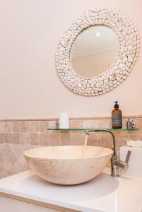 布里奇敦Sunny Vacation Villa No 11的一间带大碗水槽和镜子的浴室