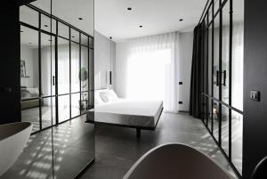 西维尔诺瓦·马尔凯LE MARIN contemporary apartments的一间卧室设有一张床和一个大型玻璃墙