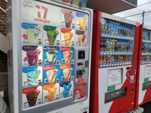 对马市하루카오후나에 민숙的自动售货机出售冰淇淋和饮料