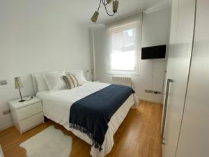 毕尔巴鄂Apartamento Lea的白色的卧室设有一张大床和一个窗户