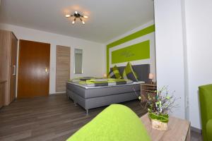 MehlmeiselDas Arni´s的带沙发和绿色地毯的客厅