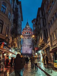 伊斯坦布尔Hotel Gritti Pera & Spa的一群人晚上沿着城市街道走