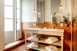莱奥尼昂Château Léognan - Bordeaux - Nouvelle Ouverture的浴室设有2个水槽和2面镜子