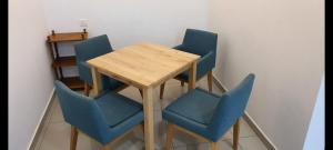 马西Kid Slide Family Apartment with 2 Bedroom + 2 Bath的桌子周围摆放着四把蓝色椅子