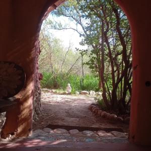 圣马科斯塞拉Espacio Circular的土路和树木的房屋内的拱门