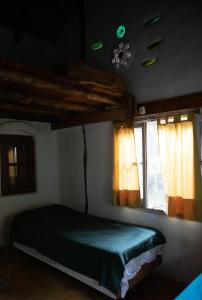 圣马科斯塞拉Espacio Circular的一间卧室设有绿色的床和2个窗户。