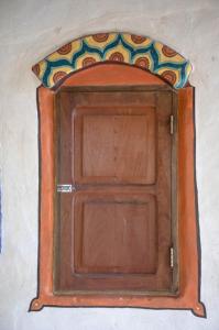 圣马科斯塞拉Espacio Circular的木门,上面有瓷砖